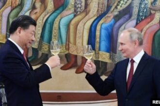 Presiden Rusia Vladimir Putin dan Presiden China Xi Jinping bersulang dalam pertemuan di Kremlin, Moskow, pada 21 Maret 2023. (Foto: Sputnik/Pavel Byrkin/Kremlin via Reuters)