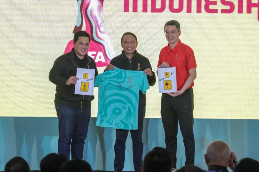 Menteri Pemuda dan Olahraga Republik Indonesia (Menpora RI) Zainudin Amali bersama Ketua Umum PSSI Erick Thohir, dan CEO Juaraga Mochtar Sarman melaunching lisensi merchandise resmi Piala Dunia U-20, PT Juara Raga Aditya (Juaraga) di Atrium Mall FX Sudirman, Jakarta, Rabu (8/3) siang. (foto:egan/kemenpora.go.id)