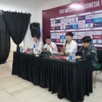 Pelatih timnas Indonesia Shin Tae Yong (kedua dari kanan) menjawab pertanyaan para pewarta pada konferensi pers setelah pertandingan FIFA match day melawan Burundi, yang dimainkan di Stadion Patriot Candrabagha, Bekasi, Sabtu (25/3/2023). (ANTARA)