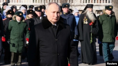 Presiden Rusia Vladimir Putin menghadiri upacara peletakan karangan bunga di Makam Prajurit Tak Dikenal di Moskow, Rusia, 23 Februari 2023. (Foto: via Reuters)