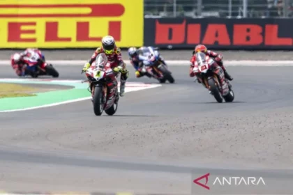 Pebalap Aruba.it Racing-Ducati Alvaro Bautista (kedua kiri) memacu kecepatan saat Race 2 WSBK 2023 di Pertamina Mandalika International Street Circuit di KEK Mandalika, Praya, Lombok Tengah, NTB, Minggu (5/3/2023). Antara