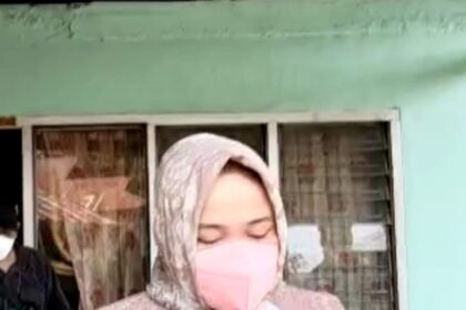 Tim Tabur Kejaksaan saat mengamankan Dona Sari Dewi (DSD), buronan kasus tindak pidana korupsi di Kota Padang, Sumatera Barat. Foto: Puspenkum Kejaksaan Agung.