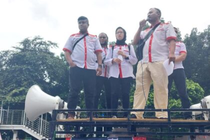 Ketua Umum Pengurus Besar Komunitas Aktivis Muda Indonesia (PB KAMI), Sultoni dan massa pengunjuk rasa saat demo di depan Komisi Pemberantasan Korupsi (KPK) Jakarta, beberapa waktu lalu. Foto: Dok. PB KAMI