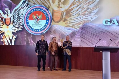 Kepala Badan Nasional Penanggulangan Terorisme (BNPT) Komjen Pol Boy Rafli Amar meraih Anugerah Garuda Pelindung dari Lembaga Perlindungan Saksi dan Korban (LPSK). Turut hadir Ketua LPSK Hasto Atmojo Suroyo dan jajaran di kantor LPSK Jalan Raya Bogor, Jakarta Timur, Jumat (31/3). Foto: Joesvicar Iqbal/ipol.id