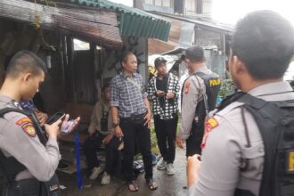 Para debt collector yang diamankan warga dan aparat polisi di Jalan Datuk Tonggara, Kramat Jati, Jakarta Timur, Selasa (28/2). Foto: Polres Jaktim