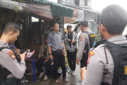 Para debt collector yang diamankan warga dan aparat polisi di Jalan Datuk Tonggara, Kramat Jati, Jakarta Timur, Selasa (28/2). Foto: Polres Jaktim
