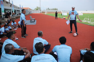 Sebanyak 45 guru olahraga mengikuti sesi pelatihan dasar sepak bola yang meliputi teori dan praktek langsung di lapangan yang dipimpin oleh pelatih sepakbola Timo Scheunemann.