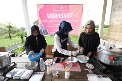 Kaum perempuan milenial Yogyakarta semangat membuat makanan ringan berbentuk bulat yaitu Ichigo Daifuku Mochi yang sedang digandrungi kaum milenial. Kegiatan diadakan relawan Srikandi Ganjar bekerja sama dengan gerai makanan Mochio Jogja di kawasan Gamping, Kabupaten Sleman, Yogyakarta, Selasa (28/3). Foto: Srikandi