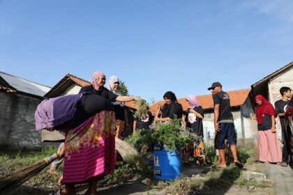Ganjar Milenial Center (GMC) Tangerang Raya melakukan bakti sosial aksi bersih-bersih lingkungan bersama warga di Kampung Nanggul, Desa Sukasari, Kecamatan Rajeg, Kabupaten Tangerang, Banten, Kamis (23/3). Foto: GMC