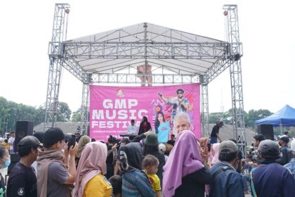 Sukarelawan Ganjar Muda Pajajaran (GMP) menyemarakkan Kota Kembang dalam gelaran Ganjar Musik Festival (GMF) di Lapangan Tegalega Skatepark, Jalan BKR, Nomor 181, Kota Bandung, Jawa Barat, Minggu (19/3). Turut dimeriahkan Musisi Kota Bandung yakni Yujeng Hensem dan Wulan. Foto: GMP