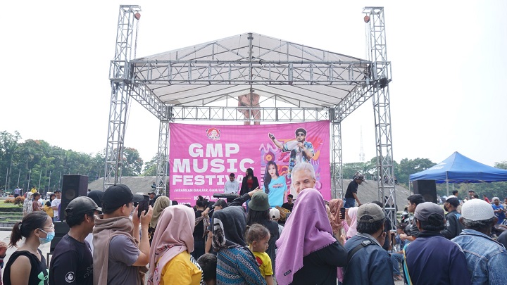 Sukarelawan Ganjar Muda Pajajaran (GMP) menyemarakkan Kota Kembang dalam gelaran Ganjar Musik Festival (GMF) di Lapangan Tegalega Skatepark, Jalan BKR, Nomor 181, Kota Bandung, Jawa Barat, Minggu (19/3). Turut dimeriahkan Musisi Kota Bandung yakni Yujeng Hensem dan Wulan. Foto: GMP