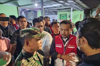 Mars Ega Legowo Putra, Direktur Pemasaran Regional PT Pertamina Patra Niaga memantau langsung pemadaman, evakuasi dan penanganan korban di lokasi Integrated Terminal Plumpang Jakarta, Jumat (3/3). Foto: PT Pertamina.
