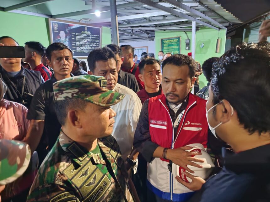 Mars Ega Legowo Putra, Direktur Pemasaran Regional PT Pertamina Patra Niaga memantau langsung pemadaman, evakuasi dan penanganan korban di lokasi Integrated Terminal Plumpang Jakarta, Jumat (3/3). Foto: PT Pertamina.