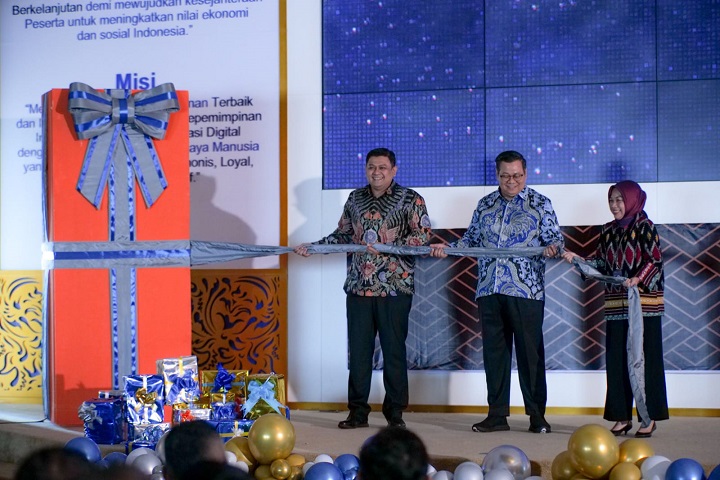 Soft launching Taspen Smart Health, produk kolaborasi Taspen Life dan AdMedika yang diresmikan oleh Komisaris Utama Taspen Life Ariyandi (tengah), Direktur Utama Taspen Life Ibnu Hasyim (kiri), dan CEO AdMedika Dwi Sulistiani (kanan). Foto: Dok Telkom Indonesia.