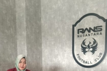 Pengusaha Katring Titi Saat Menyambangi Nusantara FC. Foto: istimewa
