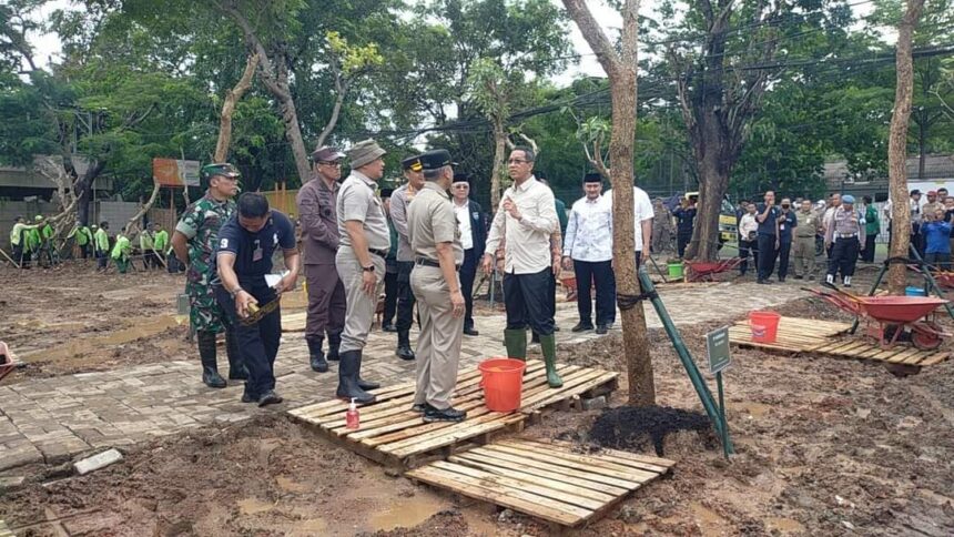 Pj Gubernur DKI Jakarta perluas kawasan unggulan dengan membuat Taman Sensori lebih asri. Foto: Pemkot Jakbar