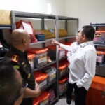 Jaksa Agung ST Burhanuddin menunjuk tumpukan barang bukti saat melakukan inspeksi di sejumlah Kantor Kejaksaan Negeri (Kejari), Rabu (1/3). Foto: Dok Puspenkum Kejaksaan Agung