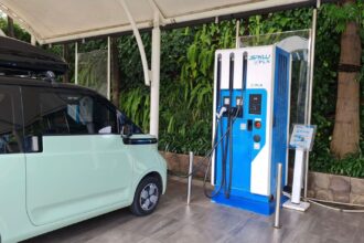 Tambahan charging station yang akan tersebar di fasilitas umum, rumah ibadah, dan beberapa cabang restoran cepat saji ini diperuntukan bagi kendaraan listrik roda dua atau motor listrik Greentech keluaran PT KKBrothers Baterai Inovasi serta pemilik kendaraan listrik roda dua secara umum. Foto: PT PLN (Persero)