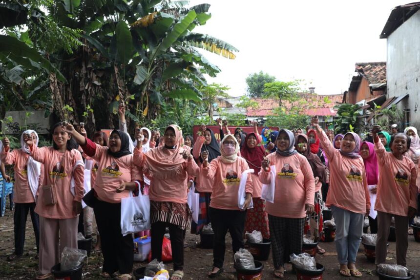 Para ibu bersama relawan Mak Ganjar memanfaatkan lahan tidur dengan ditanami tanaman cabai di kawasan Karet Tengsin, Tanah Abang, Jakarta Pusat, Selasa (28/2). Foto: Mak Ganjar DKI