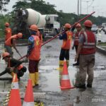 Dinas Bina Marga DKI lakukan perbaikan jalan di sejumlah ruas yang rusak akibat genangan banjir. Foto: FB Pemkot Jakut