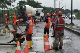 Dinas Bina Marga DKI lakukan perbaikan jalan di sejumlah ruas yang rusak akibat genangan banjir. Foto: FB Pemkot Jakut