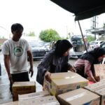 Sukarelawan Santri Dukung Ganjar (SDG) Jabodetabek merespon bencana banjir yang terjadi di Desa Karangligar, Kabupaten Karawang, Jawa Barat, Selasa (28/2). Para sukarelawan menyerahkan sejumlah bantuan kepada warga terdampak. Foto: SDG