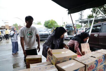 Sukarelawan Santri Dukung Ganjar (SDG) Jabodetabek merespon bencana banjir yang terjadi di Desa Karangligar, Kabupaten Karawang, Jawa Barat, Selasa (28/2). Para sukarelawan menyerahkan sejumlah bantuan kepada warga terdampak. Foto: SDG