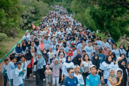 PT PLN (Persero) terus mendukung program BUMN dalam mempromosikan dan mengembangkan para pelaku usaha mikro kecil (UMK) melalui acara Jalan Sehat Bersama BUMN, di Pesawaran, Lampung, Minggu (26/2). Foto: PT PLN (Persero).