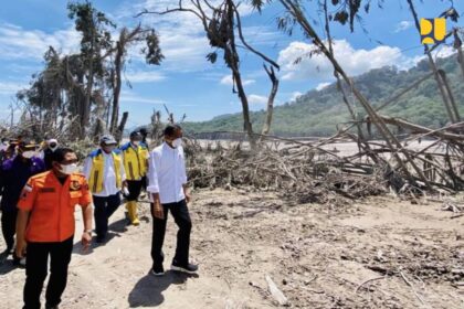 Dalam rangka penguatan koordinasi dan keterpaduan penyelenggaraan penanggulangan bencana, Menteri Pekerjaan Umum dan Perumahan Rakyat (PUPR) Basuki Hadimuljono hadir mendampingi Presiden Jokowi dan berbagi pengalaman terkait bencana dalam Rapat Koordinasi Nasional Penanggulangan Bencana (Rakornas PB) Tahun 2023 yang diselenggarakan oleh Badan Nasional Penanggulangan Bencana (BNPB) pada Kamis (2/3/2023) di Jakarta International Expo (JIExpo) Kemayoran.