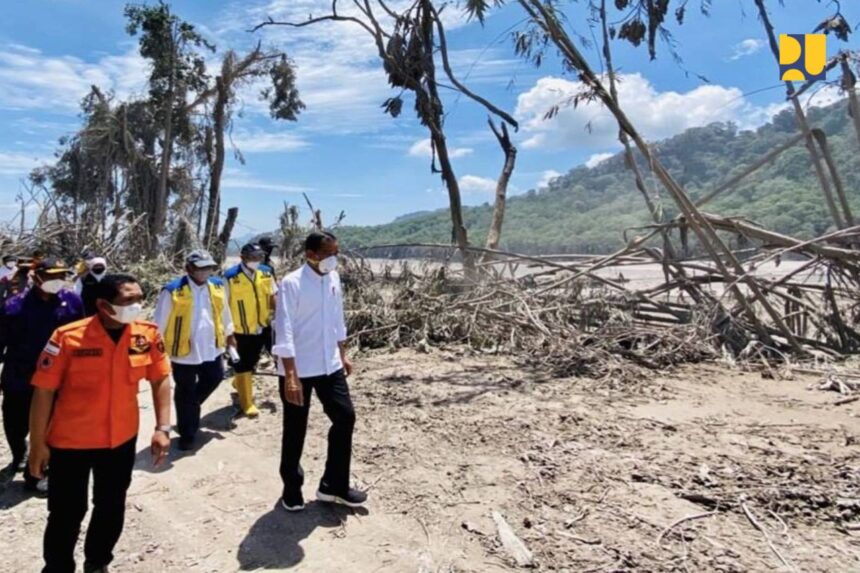 Dalam rangka penguatan koordinasi dan keterpaduan penyelenggaraan penanggulangan bencana, Menteri Pekerjaan Umum dan Perumahan Rakyat (PUPR) Basuki Hadimuljono hadir mendampingi Presiden Jokowi dan berbagi pengalaman terkait bencana dalam Rapat Koordinasi Nasional Penanggulangan Bencana (Rakornas PB) Tahun 2023 yang diselenggarakan oleh Badan Nasional Penanggulangan Bencana (BNPB) pada Kamis (2/3/2023) di Jakarta International Expo (JIExpo) Kemayoran.