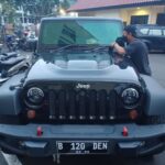 Penampakan Jeep Rubicon warna hitam nopol B 120 DEN yang menjadi barang bukti dari tersangka penganiayaan Mario Dandy Satriyo, 20, diamankan di Mapolres Metro Jakarta Selatan, belum lama ini. Foto: Joesvicar Iqbal/ipol.id