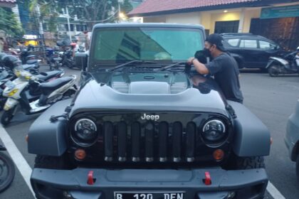 Penampakan Jeep Rubicon warna hitam nopol B 120 DEN yang menjadi barang bukti dari tersangka penganiayaan Mario Dandy Satriyo, 20, diamankan di Mapolres Metro Jakarta Selatan, belum lama ini. Foto: Joesvicar Iqbal/ipol.id