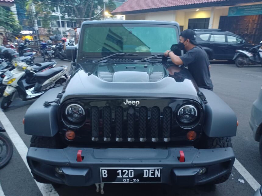 Penampakan Jeep Rubicon warna hitam nopol B 120 DEN yang menjadi barang bukti dari tersangka penganiayaan Mario Dandy Satriyo, 20, diamankan di Mapolres Metro Jakarta Selatan, belum lama ini. Foto: Joesvicar Iqbal/ipol.id