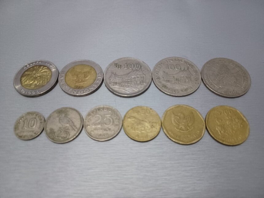 Sejumlah uang koin logam jadul yang viral di media sosial, harga per keping bisa mencapai Rp 50 juta untuk koin jadul Rp 1.000 bergambar kelapa sawit, Jumat (3/3). Foto: Joesvicar Iqbal/ipol.id