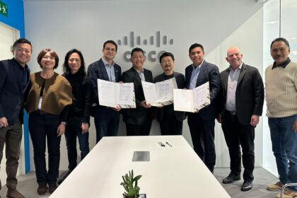 CEO Wholesale & International Business TelkomGroup, Bogi Witjaksono (tengah) foto bersama dengan jajaran Komisaris dan Direksi TelkomGroup, NAVER Cloud, dan Cisco usai penandatanganan Nota Kesepahaman yang dilakukan oleh CEO Telkom Data Ekosistem (NeutraDC) Andreuw Th.A.F (ketiga dari kanan), President, Service Provider, Asia Pacific dan Cisco Jepang, Sanjay Kaul (keempat dari kiri), dan CEO APAC Development di NAVER Cloud, Weongi Park (keempat dari kanan) pada Rabu (1/3). Foto: Telkom Indonesia.