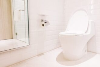 Ilustrasi - Closet duduk pada satu ruangan kamar mandi setiap minggunya harus dibersihkan. Foto: Freepik