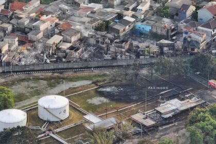 Depo Pertamina Plumpang, Jakarta Utara, yang terbakar Jumat (3/3) malam. Foto: Grup WA Jurnalis.