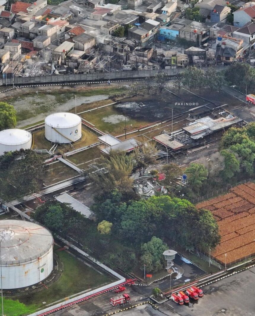 Depo Pertamina Plumpang, Jakarta Utara, yang terbakar Jumat (3/3) malam. Foto: Grup WA Jurnalis.