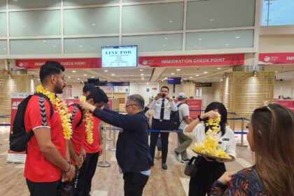 Ketua Umum Pengurus Pusat Asosiasi Bola Tangan Indonesia (PP ABTI) Zulfydar Zaidar Mochtar SE MM menyambut langsung kedatangan Tim Oman yang akan tampil di Asian Beach Handball Competition di Bali, 10 - 19 Maret 2023.
