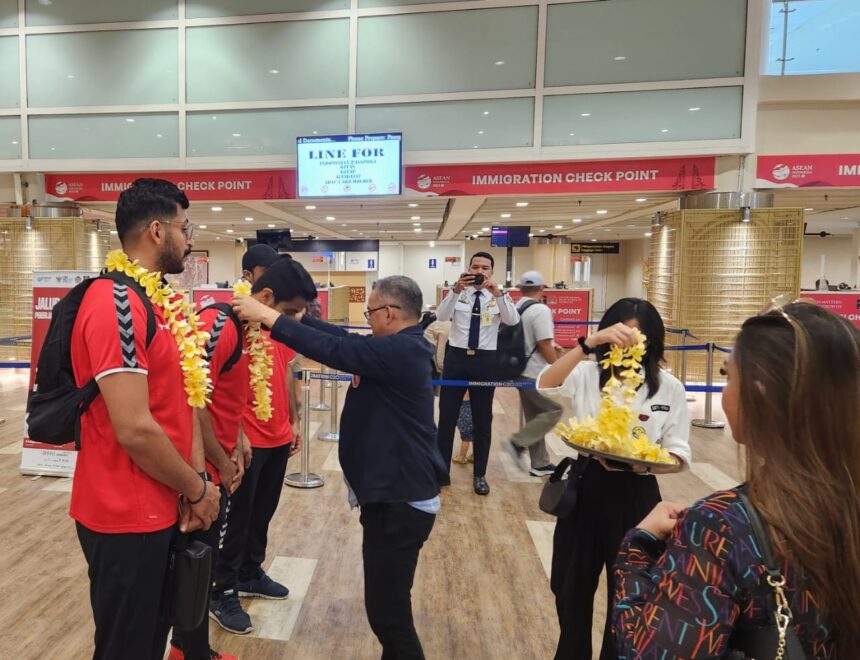 Ketua Umum Pengurus Pusat Asosiasi Bola Tangan Indonesia (PP ABTI) Zulfydar Zaidar Mochtar SE MM menyambut langsung kedatangan Tim Oman yang akan tampil di Asian Beach Handball Competition di Bali, 10 - 19 Maret 2023.