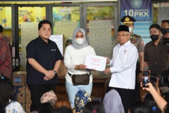Wapres dan Menteri BUMN datangi lokasi pengungsian untuk menyerahkan bantuan kepada korban kebakaran Depo Pertamina Plumpang. Foto: Pertamina