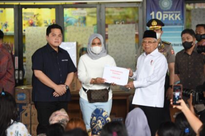 Wapres dan Menteri BUMN datangi lokasi pengungsian untuk menyerahkan bantuan kepada korban kebakaran Depo Pertamina Plumpang. Foto: Pertamina