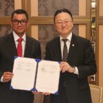 Direktur Utama PLN, Darmawan Prasodjo bersama Atsuo Kuroda, selaku Chairman dan CEO NEXI dalam agenda Asia Zero Emissions Community (AZEC) Ministrial Meeting and Public-Private Investment Forum pada 3 Maret 2023, di Tokyo, Jepang. Foto: PT PLN (Persero).