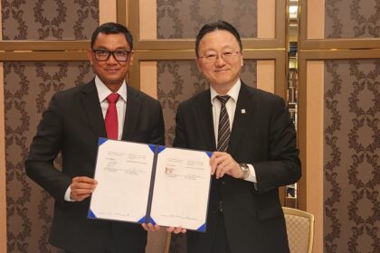 Direktur Utama PLN, Darmawan Prasodjo bersama Atsuo Kuroda, selaku Chairman dan CEO NEXI dalam agenda Asia Zero Emissions Community (AZEC) Ministrial Meeting and Public-Private Investment Forum pada 3 Maret 2023, di Tokyo, Jepang. Foto: PT PLN (Persero).