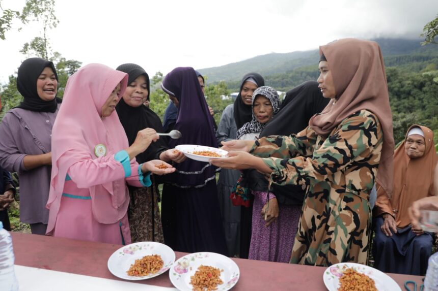 Komunitas Warung Tegal (Kowarteg) Indonesia mendemonstrasikan memasak yang mudah, simpel kepada ibu-ibu, sekaligus memberi bantuan peralatan dapur bagi para ibu di Desa Giri Jaya, Kecamatan Cidahu, Kabupaten Sukabumi, Jawa Barat, Minggu (5/3). Foto: Kowarteg