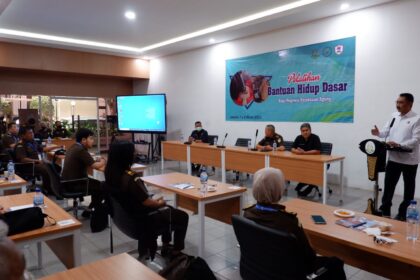 Kepala Biro Umum Kejaksaan Agung Yudi Indra Gunawan saat memberikan sambutan kegiatan pelatihan bantuan hidup dasar d Aula Sasana Pradata Gedung Jaksa Agung Muda Perdata dan Tata Usaha Negara (Jamdatun) Kejagung, Jakarta, Selasa (7/3). Foto: Dok Biro Umum Kejagung.