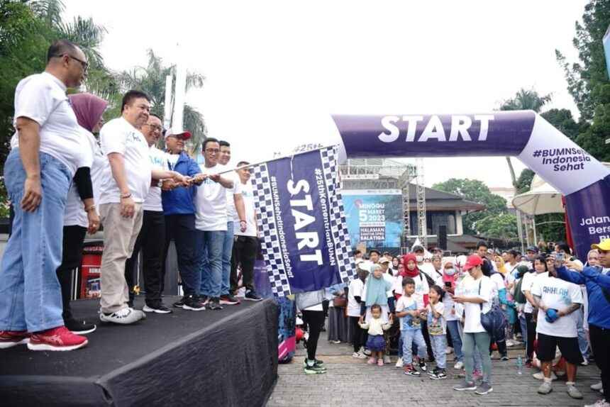 Kegiatan Jalan Sehat Bersama BUMN dalam rangka perayaan HUT ke-25 BUMN kembali sukses digelar di Kota Salatiga, Jawa Tengah pada Minggu (5/3). Foto: PT PLN (Persero).