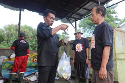 Warga membawa sampahnya ditimbang dan ditukarkan dengan uang di Bank Sampah Induk Kertawinangun di Desa Kertawinangun, Kabupaten Cirebon, Jawa Barat (Jabar). Ganjar Milenial Center (GMC) Jawa Barat yang peduli lingkungan pun menggalakkan bank sampah kepada warga, Jumat (10/3). Foto: GMC.