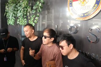 Personel grup band Radja, Ian Kasela, bersama Moldy, dan Seno meminta perlindungan atas kasus ancaman pembunuhan yang dialami mereka oleh sekelompok orang tak dikenal di kantor Lembaga Perlindungan Saksi dan Korban (LPSK) di Kecamatan Ciracas, Jakarta Timur pada Selasa (14/3) siang. Foto: Joesvicar Iqbal/ipol.id