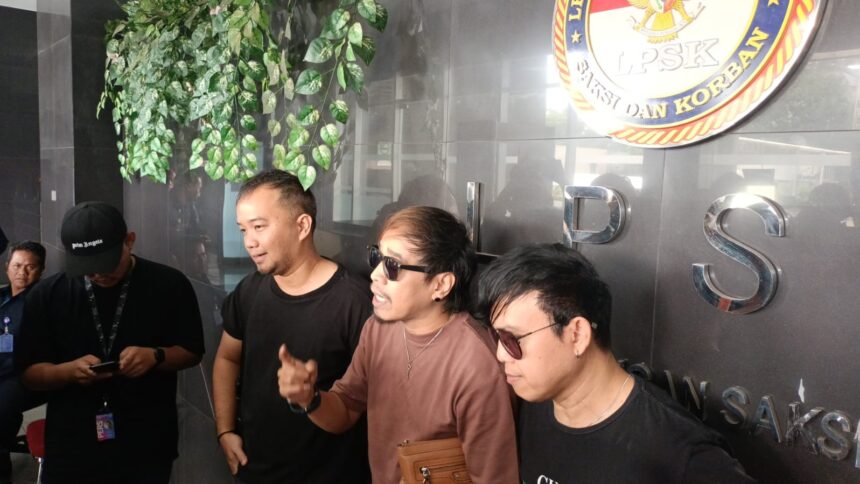 Personel grup band Radja, Ian Kasela, bersama Moldy, dan Seno meminta perlindungan atas kasus ancaman pembunuhan yang dialami mereka oleh sekelompok orang tak dikenal di kantor Lembaga Perlindungan Saksi dan Korban (LPSK) di Kecamatan Ciracas, Jakarta Timur pada Selasa (14/3) siang. Foto: Joesvicar Iqbal/ipol.id